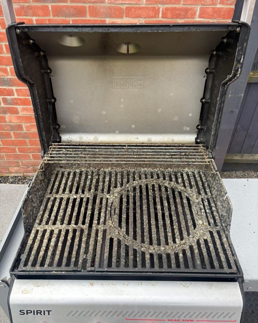 Weber Spirit BBQ with heavily soiled grates before cleaning