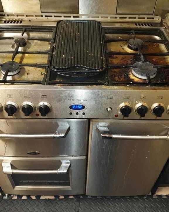 Belling Kensington range cooker heavily soiled before cleaning